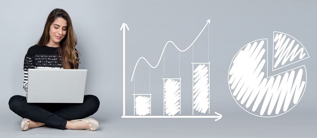 Girl investing with a laptop